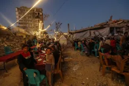 Gazze Şeridi'nin kuzeyindeki yıkılmış evlerin arasında iftar için bir araya gelen Filistinliler (EPA)