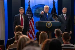 Trump, 20 Şubat'ta Beyaz Saray'da Ticaret Bakanı Howard Lutnick ile düzenlediği basın toplantısında (DPA)