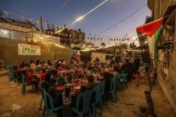 Gazze Şeridi'nin kuzeyindeki evlerin enkazı arasında yapılan toplu iftar (EPA)