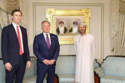 وزير الخارجية العماني بدر البوسعيدي (يمين) وهو يستقبل المبعوث الخاص للرئيس الأميركي ستيف ويتكوف (وسط) وجاريد كوشنر (يسار) في اجتماعهما الذي يسبق المفاوضات الإيرانية - الأميركية في مسقط بعمان - 6 فبراير 2026 (إ.ب.أ)