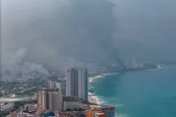 صورة جوية تظهر الدخان المتصاعد جراء ردود الفعل العنيفة على مقتل «إل منتشو» زعيم عصابة «خاليسكو نيو جينيريشن» في المكسيك (إ.ب.أ)