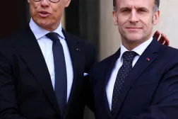 الرئيس الفرنسي إيمانويل ماكرون مصافحاً نظيره الفنلندي ألكسندر ستوب عند مدخل قصر الإليزيه في باريس الاثنين (رويترز)