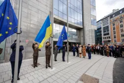 قادة أوروبيون يحضرون مراسم رفع العلم لإحياء ذكرى بداية الحرب في أوكرانيا خارج مقر جهاز العمل الخارجي الأوروبي في بروكسل... بلجيكا 23 فبراير 2026 (إ.ب.أ)