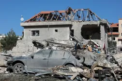 مواطنون يتجمعون أمام مبنى تضرر جراء غارة جوية إسرائيلية في قرية بدنايل شرق لبنان 21 فبراير 2026 (إ.ب.أ)