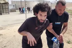 الأسير الفلسطيني معزز عبيات عقب الإفراج عنه من سجن إسرائيلي قرب مدينة الخليل في الضفة الغربية عام 2024 (رويترز)