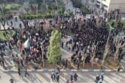 صورة نشرتها قناة طلاب جامعة شريف تظهر مجموعة من الطلاب يحملون العلم الرسمي الإيراني مقابل طلاب ينظمون احتجاجاً