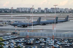 طائرات تزويد بالوقود تابعة للقوات الجوية الأميركية مصطفة في مطار بن غوريون الدولي الثلاثاء (رويترز)