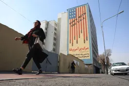 Tahran'da bir İranlı kadın, Amerikan karşıtı bir duvar resminin önünden geçiyor (EPA)