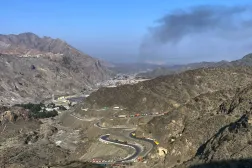 تصاعد الدخان من الجانب الأفغاني بينما تتوقف الشاحنات على جانب الطريق في أعقاب اشتباكات عبر الحدود بين القوات الباكستانية والأفغانية بالقرب من معبر تورخم الحدودي (أ.ب)