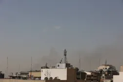 يتصاعد الدخان في طهران بعد أن أعلنت إسرائيل شنّها هجوماً استباقياً على إيران (رويترز)