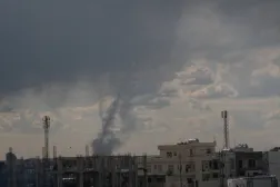 دخان يتصاعد عقب هجوم على مطار أربيل السبت (إ.ب.أ)