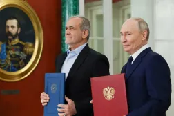 Rusya Devlet Başkanı Vladimir Putin ve İran Devlet Başkanı Mesud Pezeşkiyan, iki ülke arasındaki Kapsamlı Stratejik Ortaklık Anlaşması'nın imza töreninde, Kremlin, Rusya, 17 Ocak 2025 (Reuters)