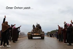 Suriye'nin kuzeyindeki Meskene'den çekilmesinin ardından SDG mevzilerini ele geçiren Suriyeli askerler bir tankın üzerinde, 17 Ocak 2026 (AFP)