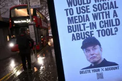 Elon Musk, sosyal medya platformu X'teki yapay zeka görüntü oluşturma özelliği nedeniyle eleştirilere maruz kalırken Londra'daki aktivistler, 13 Ocak 2026'da bu afişi astı (Justin Tallis/AFP)