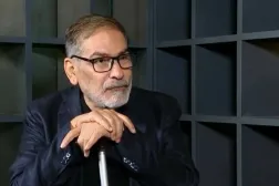 صورة من فيديو وزَّعه التلفزيون الإيراني ويظهر شمخاني يتحدَّث عن محاولة اغتياله في 13 يونيو 2025