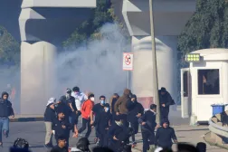 متظاهرون يتجمّعون قرب مدخل المنطقة الخضراء ويحاولون التوجه نحو السفارة الأميركية عقب مقتل المرشد الإيراني علي خامنئي (رويترز)