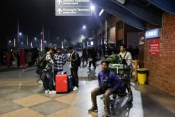 ركاب عالقون ينتظرون في مطار تريبهوفان الدولي في كاتماندو بنيبال بعد إلغاء جميع رحلات المساء المتجهة إلى الشارقة والدوحة ودبي ومدينة الكويت وأبوظبي والدمام عقب الضربات التي شنتها الولايات المتحدة وإسرائيل على إيران (رويترز)