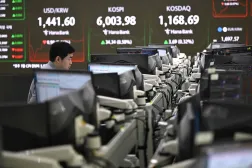 Seul’deki Hana Bank’ta bir yatırımcı, KOSPI endeksini gösteren ekranı izliyor. (AFP)