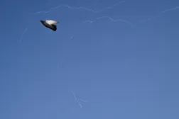 آثار اعتراض صاروخ إيراني في سماء دبي (أ.ف.ب)