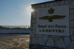 البوابة الرئيسية لقاعدة «أكروتيري» التابعة لسلاح الجو الملكي البريطاني بعد تعرضها لهجوم بطائرة مُسيرة (أ.ب)