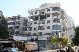 مبنى متضرر جراء الغارات الإسرائيلية على الضاحية الجنوبية لبيروت (إ.ب.أ)