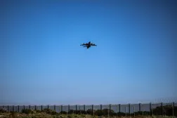 طائرة تحلق بعد إقلاعها من قاعدة «أكروتيري» التابعة لسلاح الجو الملكي البريطاني في قبرص التي تعرضت لهجوم بطائرة مسيّرة ليلاً... 2 مارس 2026 (رويترز)