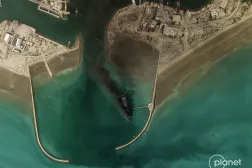 صورة بالأقمار الصناعية تُظهر تصاعد الدخان من سفينة في مضيق هرمز (أ.ف.ب)