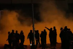 قوات الأمن العراقية تطلق الغاز المسيل للدموع لتفريق محتجين ضد الهجمات الأميركية والإسرائيلية على إيران قرب السفارة الأميركية في بغداد (أ.ب)