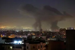 تصاعد أعمدة الدخان عقب انفجارات وردت أنباء عنها في طهران فجر اليوم (أ.ف.ب)