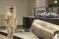 العميد الركن عبد الناصر الحميدي يستعرض بعض حطام الصواريخ الإيرانية التي تصدت لها الإمارات (الشرق الأوسط)