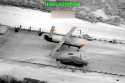 صورة من مقطع بثته القيادة المركزية الأميركية لمسيرة انتحارية على مدرج في موقع غير معروف أثناء الهجوم على إيران (رويترز)
