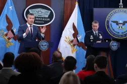 وزير الدفاع الأميركي بيت هيغسيث ورئيس هيئة الأركان المشتركة الجنرال دان كين يتحدثان خلال مؤتمر صحافي في واشنطن (أ.ف.ب)