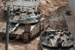 دبابات إسرائيلية على الحدود مع لبنان (إ.ب.أ)