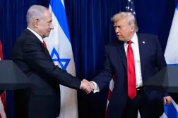 29 Aralık 2025 tarihinde Florida, Palm Beach’teki Mar-a-Lago’da düzenlenen basın toplantısının sonunda ABD Başkanı Donald Trump ile İsrail Başbakanı Binyamin Netanyahu el sıkışırken (AP)