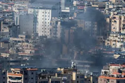 يتصاعد الدخان عقب غارة إسرائيلية على الضواحي الجنوبية لبيروت (رويترز)