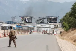 Irak'ın Dohuk vilayetinde İHA saldırısının ardından petrol sahası yakınında duran bir güvenlik görevlisi (Arşiv- Reuters)