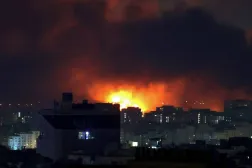 تصاعد الدخان والنيران من موقع الغارات الجوية على مطار مهرآباد الدولي في طهران (أ.ف.ب)