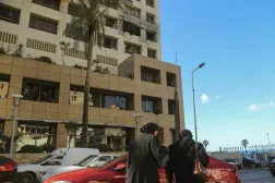 Başkent Beyrut'ta İsrail tarafından bombalanan bir otelin önünden geçen Lübnanlı kadınlar (DPA)