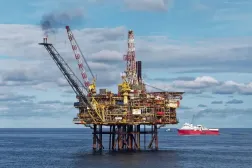 Fotoğrafta, Akdeniz’de petrol çıkarımı yapılan bir deniz platformu görülüyor (Arşiv)