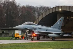 Alman Hava Kuvvetlerine ait bir Eurofighter uçağı, Polonya sınırında devriye görevi yapmak üzere Norvenich Hava Üssü'ndeki piste doğru ilerliyor (DPA)