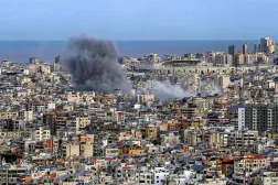 تصاعد الدخان جراء غارة إسرائيلية على الضاحية الجنوبية لبيروت (أ.ف.ب)