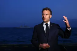 Fransa Cumhurbaşkanı Emmanuel Macron, pazartesi günü Yunanistan’ın Girit Adası açıklarında bulunan Charles de Gaulle uçak gemisine yaptığı ziyaret sırasında basın mensuplarına açıklamalarda bulundu. (AP)