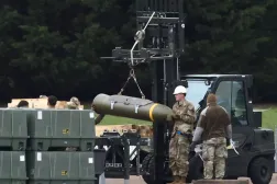 جنود من القوات الجوية الأميركية يعملون في قاعدة فيرفورد الجوية البريطانية على تجهيز قنابل ثقيلة لطائرة قاذفة من طراز «بي 52» تصنعها شركة «بوينغ» (أ.ف.ب)