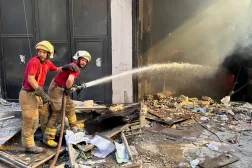 Sivil savunma ekipleri, Beyrut’un güney banliyölerinde İsrail’in hedef aldığı bir binada çıkan yangını söndürmeye çalışıyor. (Reuters)