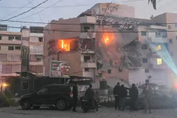 Lübnan’ın güneyindeki kıyı kenti Sur’da İsrail hava saldırısının hedef aldığı bir bina, 8 Mart 2026 (AFP)