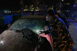 Beyrut'un Ramlet el-Bayda bölgesinde İsrail hava saldırısında hasar gören aracı inceleyen bir güvenlik görevlisi (AP)