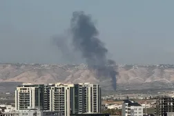 Erbil'in banliyölerinde meydana gelen İHA saldırısı bölgesinden duman yükseliyor (Reuters)