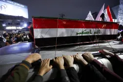 مشيعون حول جنازة عنصر من «الحشد الشعبي» قُتل بغارة في القائم قرب الحدود السورية (رويترز)