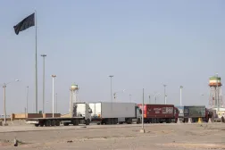 عَلم أسود يرفرف عند معبر إسلام قلعة الحدودي بين أفغانستان وإيران (أ.ف.ب)