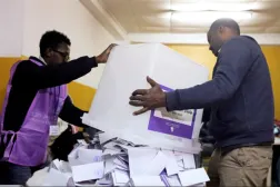 جانب من عملية فرز انتخابات سابقة في إثيوبيا   (رويترز)